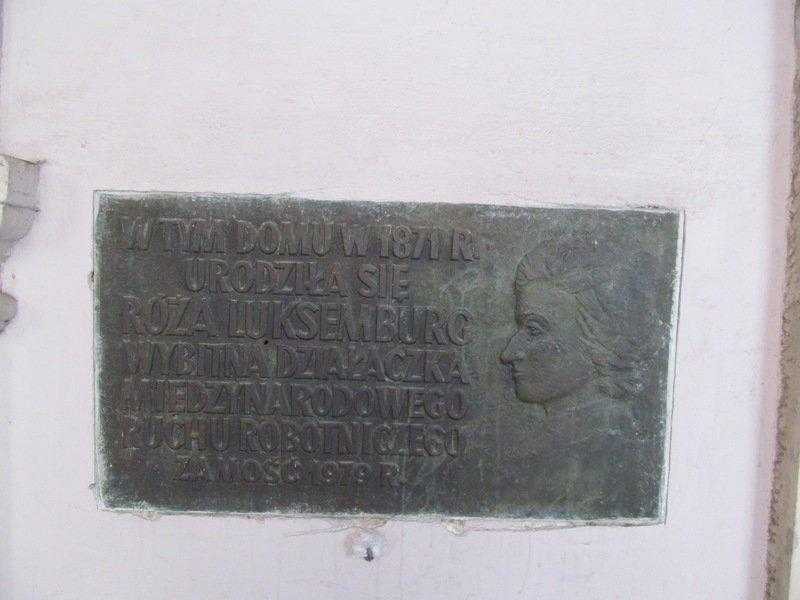 04. Мемориальная табличка на доме, где родилась Роза Люксембург