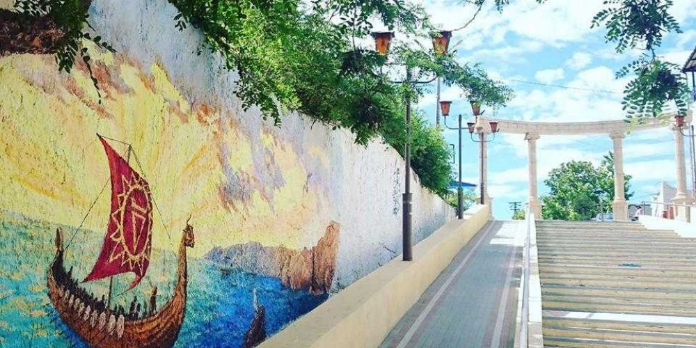 Рисунок художницы Лилии Коневой украсил стену городской лестницы